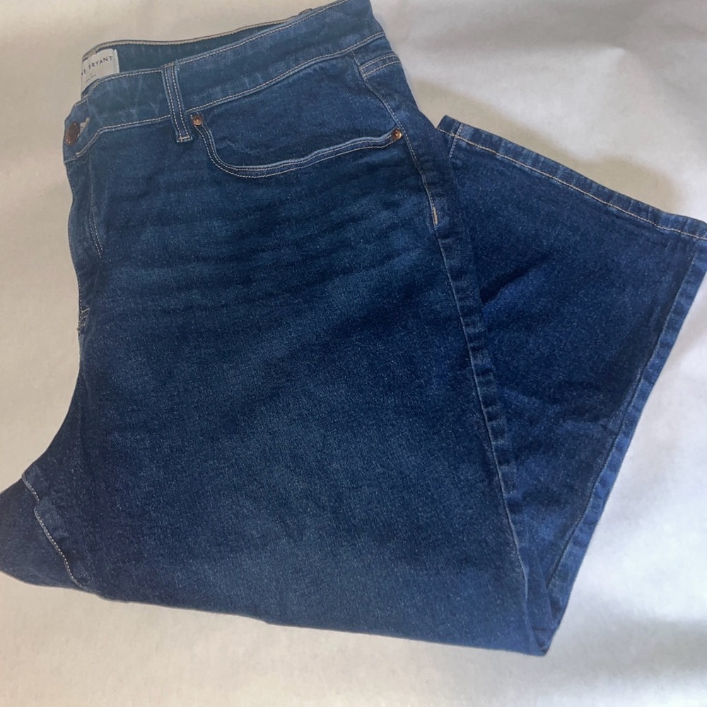 FLEX MAGIC WAISTBAND
SIGNATURE-FIT MID-RISE STRAIGHT CROP Jean Dark-Wash